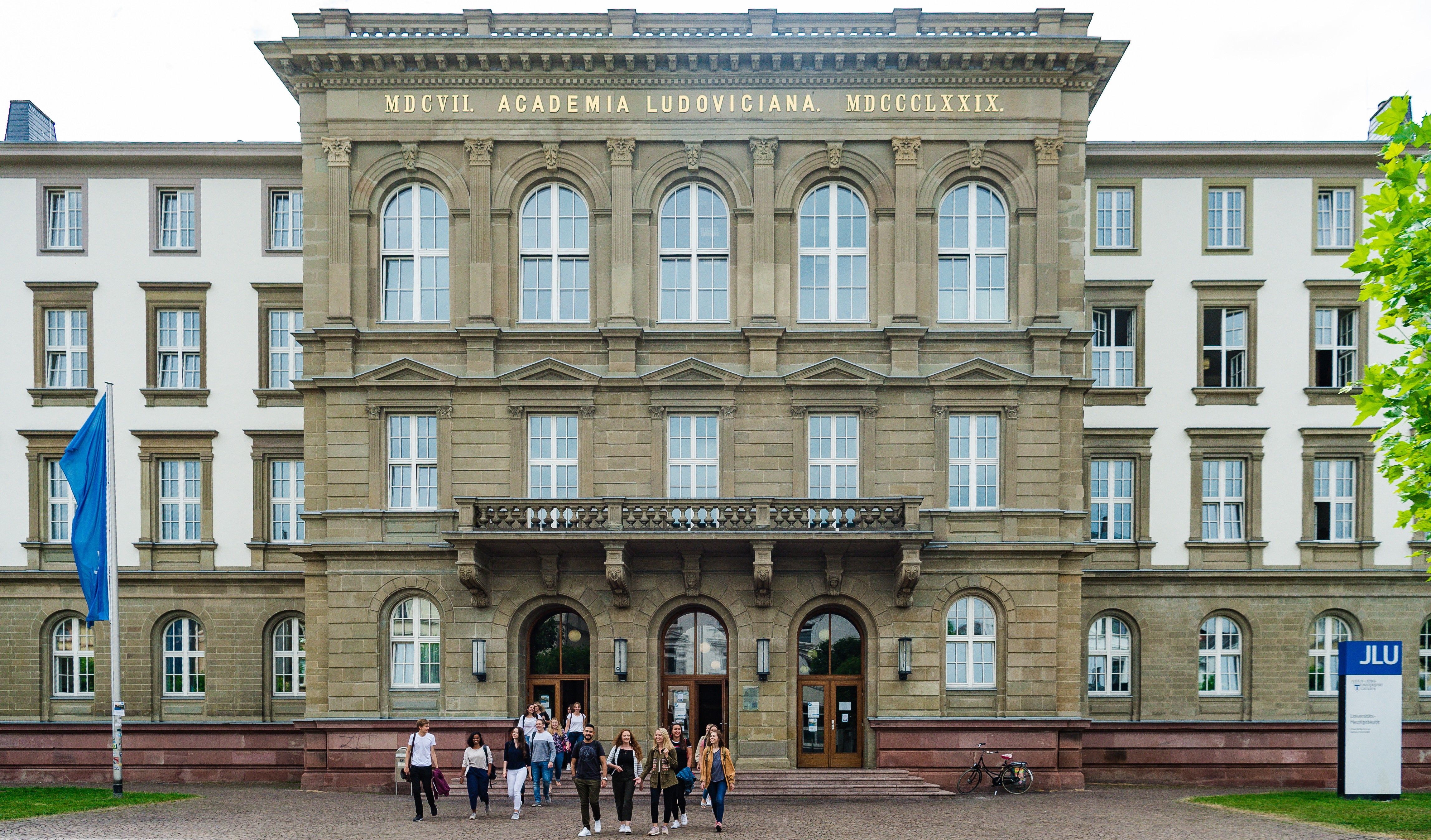 Hauptgebäude_Studierende1.jpg