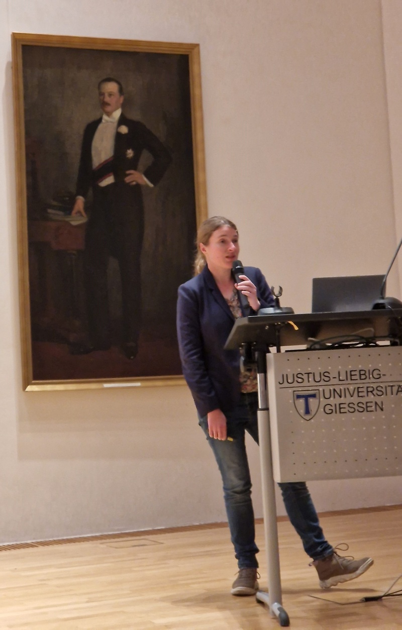 A woman is giving a speech5