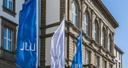 Uni-Hauptgebäude mit gehissten JLU-Fahnen