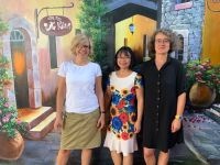 Bild mit Institutsleiterin der Deutschabteilung Uni Hanoi 200.jpg