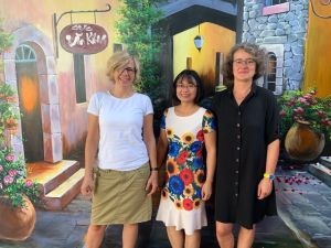 Bild mit Institutsleiterin der Deutschabteilung Uni Hanoi 300.jpg