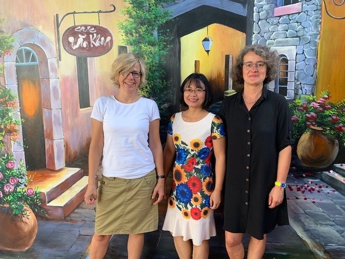 Bild mit Institutsleiterin der Deutschabteilung Uni Hanoi 700.jpg