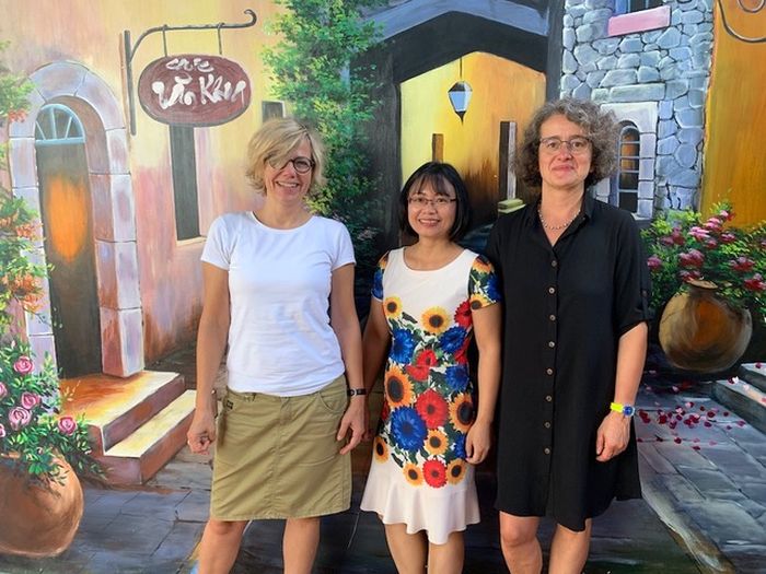 Bild mit Institutsleiterin der Deutschabteilung Uni Hanoi 700.jpg
