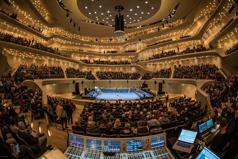 Bühnenaufbau Eislermaterial in der Elbphilharmonie Hamburg. Foto: Ralph Larmann