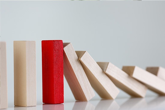 Drittmittelprozess Falling dominoes that are about to knock over a differently colored stone