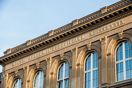 Interne Forschungsförderung The picture shows the Latin inscription on the facade of the university's main building.