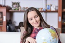 Frau mit Globus