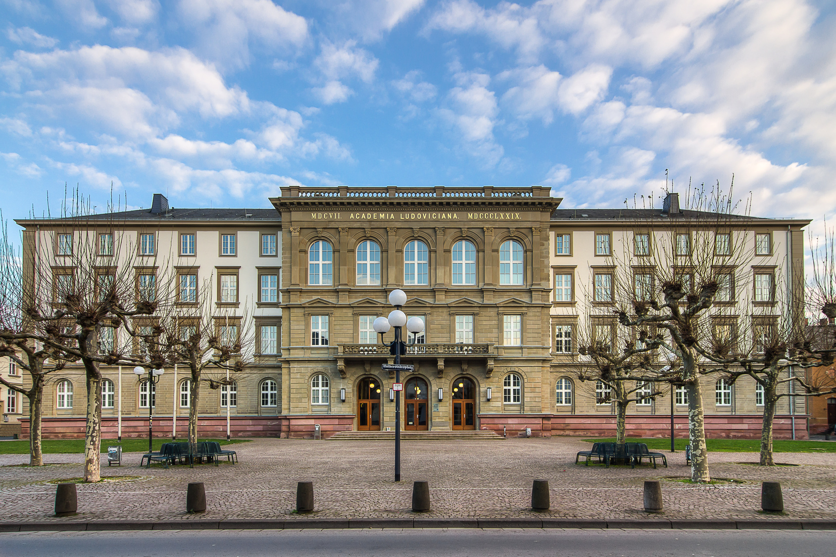 Uni Hauptgebäude