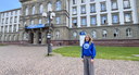 Amelia vom VIII. Lyzeum in Lodz, Stipendiantin des DAAD-Programms, vor dem Hauptgebäude der JLU