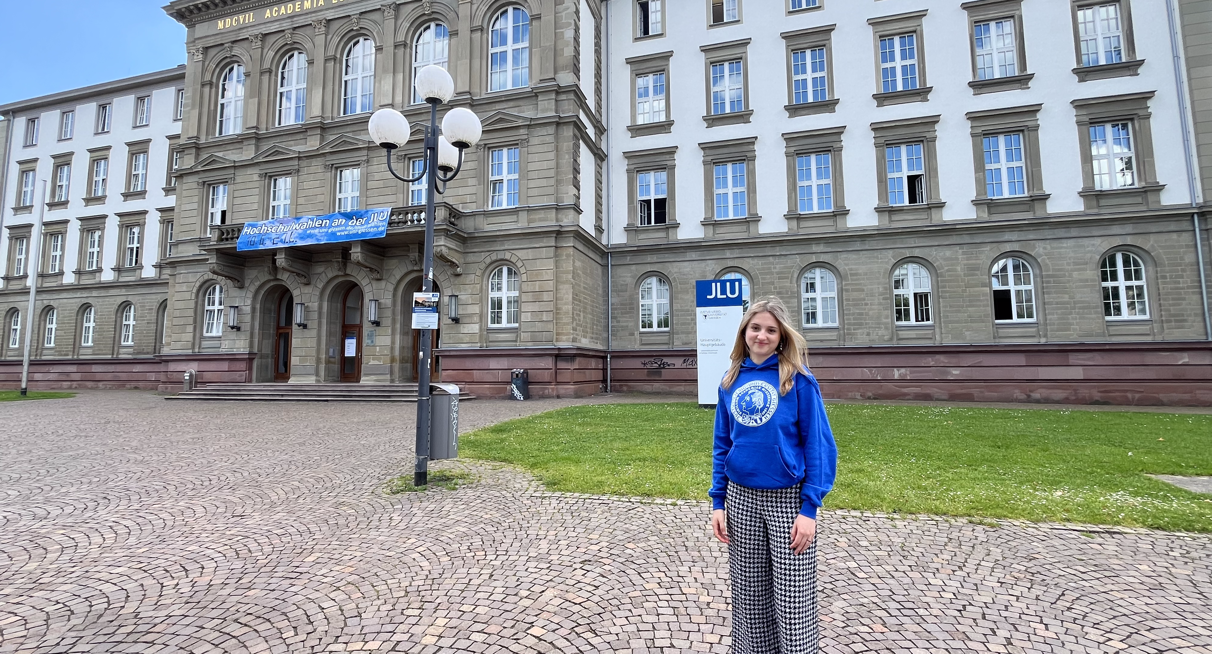 Amelia vom VIII. Lyzeum in Lodz, Stipendiantin des DAAD-Programms, vor dem Hauptgebäude der JLU