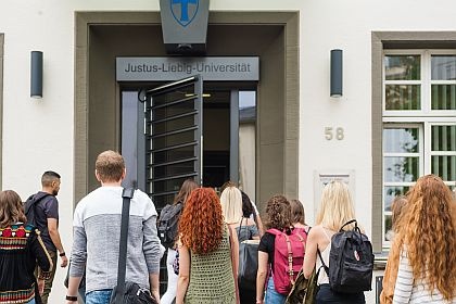 Studierende vor dem Erwin Stein Gebäude