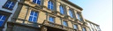 Slider: Fotografie des JLU-Hauptgebäudes mit blauem Himmel und Sonne (Bildbeschreibung und Bildnachweis siehe Quellenverzeichnis) / Slider: Photography of the university’s main building front of blue sky and sunshine