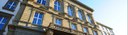 Slider: Fotografie des JLU-Hauptgebäudes mit blauem Himmel und Sonne (Bildbeschreibung und Bildnachweis siehe Quellenverzeichnis) / Slider: Photography of the university’s main building front of blue sky and sunshine