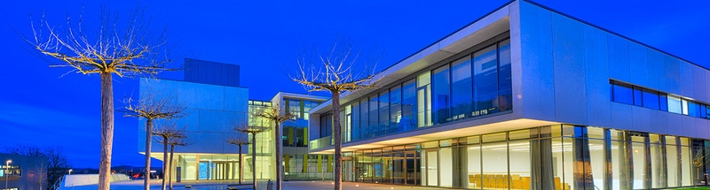Slider: Gebäude auf des Naturwissenschaftscampus am Abend (Bildbeschreibung und Bildnachweis siehe Quellenverzeichnis) / Slider: Life Sciences campus at night