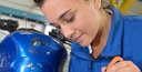 Sectionimage: Auszubildende Mechatronikerin an der Werkbank