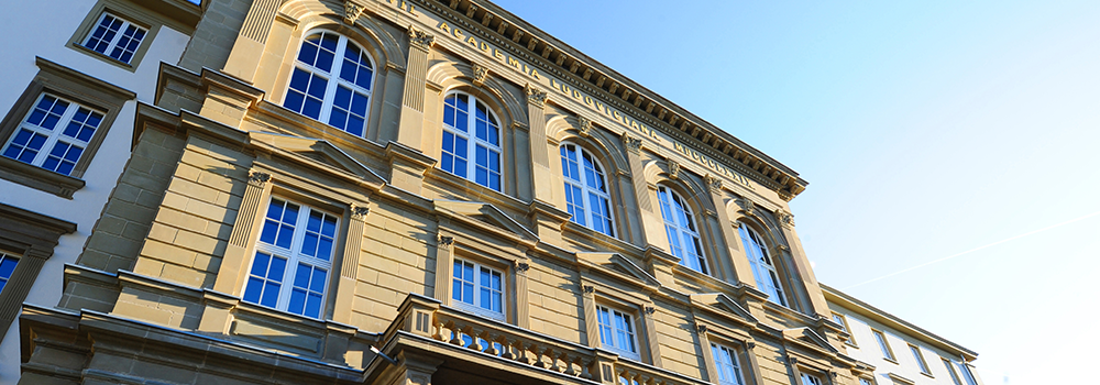 Fassade Uni-Hauptgebäude vor blauem Himmel