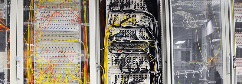 Slider: Abbildung von Serverschränken