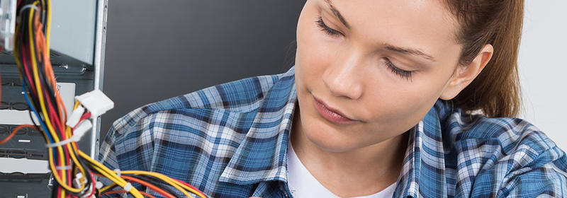 Slider: Abbildung einer Fachinformatikerin bei der Arbeit