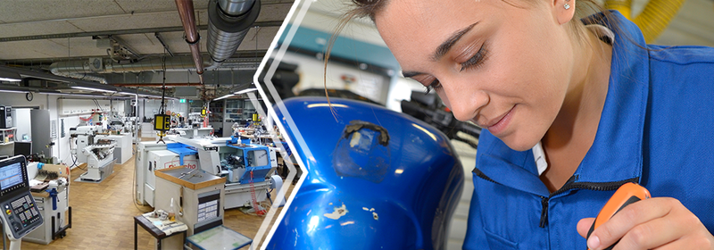 Slider: zweigeteilter Slider mit Abbildung der Arbeitshalle und einer Feinwerkmechanikern bei der Arbeit