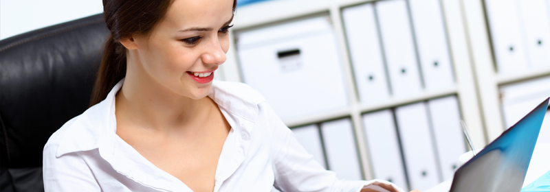Slider: Abbildung einer Person bei der Arbeit am PC