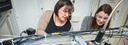 Bild: Zwei Frauen im Labor // Photo: Two women in a laboratory