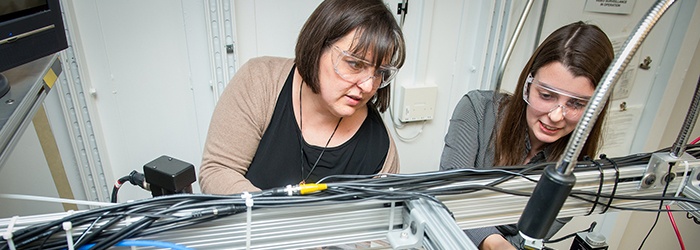 Bild: Zwei Frauen im Labor // Photo: Two women in a laboratory