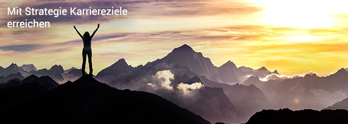 Bild: Frau steht auf Bergspitze und reckt Arme in den Himmel / Photo: woman standing on a mountain top is raising her arms in the air