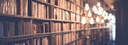 Bild: Bücherregal mit Lampen // Bookshelf with lamps hanging in front of it