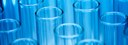 Bild: Blick auf Reagenzgläser in Reihen vor blauem Hintergrund // Photo: View of test tubes in rows against a blue background
