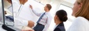 Bild: Junge Menschen in Businesskleidung, ein Mann schreibt an Flipchart // Photo: Young people in business clothes, a man writes to flip chart