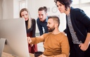 Bild: 4 Menschen schauen auf einen Bildschirm. // Picture: 3 people looking at a screen.