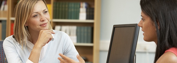Bild: Professorin im Beratungsgespräch mit Studentin // Photo: Professor in consultation with student