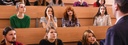 Bild: Dozent vor Studierenden im Hörsaal // Photo: Lecturer in front of students in the lecture hall