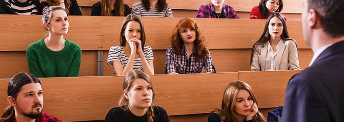 Bild: Dozent vor Studierenden im Hörsaal // Photo: Lecturer in front of students in the lecture hall