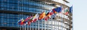 Bild: Wehende Flaggen vor dem EU-Parlament in Straßburg // Photo: Waving flags in front of EU Parliament in Strasbourg