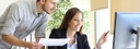 Bild: Eine Frau und ein Mann gemeinsam vor einem Monitor // Photo: A woman and a man together in front of a monitor