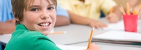 Bild: Kind mit Stift, das sich Betrachter zuwendet // A child with a pencil who turns to the observer