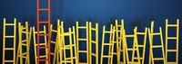 Bild: Viele gelbe Leitern und eine orange vor blauem Hintergrund // Photo: Many yellow ladders and one in orange on a blue background
