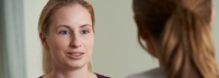 Bild: Zwei Frauen im Gespräch // Photo: Two women talking