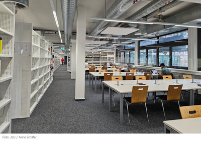 Licher Straße 68 Zweigbibliothek innen 2.png Lesebereich Zweigbibliothek