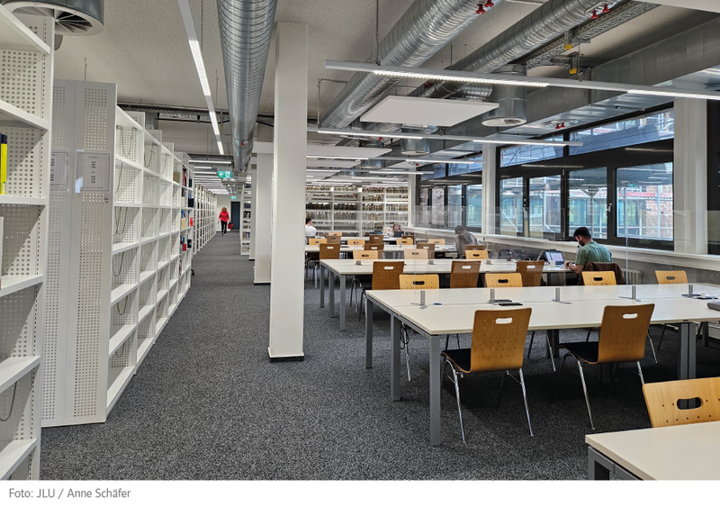 Licher Straße 68 Zweigbibliothek innen 2.png