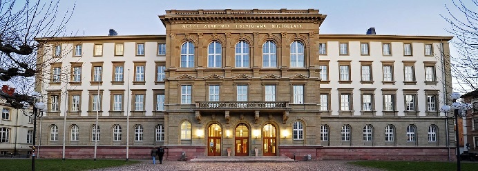 Hauptgebäude breit