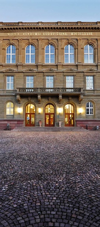 Hauptgebäude schmal