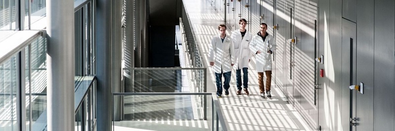 Wissenschaftler im Chemiegebäude. Foto: Michael Schepp