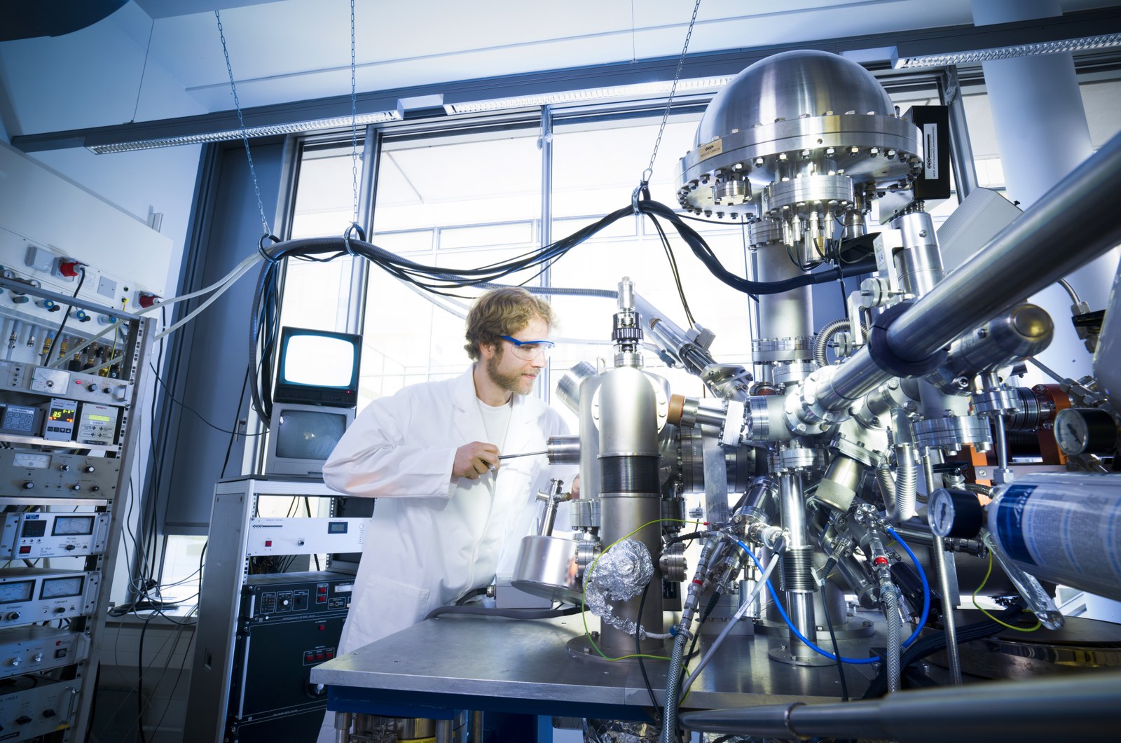 Erkenntnisse aus der Batterieforschung an der JLU werden beispielsweise genutzt, um die Funktion und Degradationsmechanismen in Lithiumbatterien besser zu verstehen (Bild: Jan-Michael Hosan / Hessen schafft Wissen)