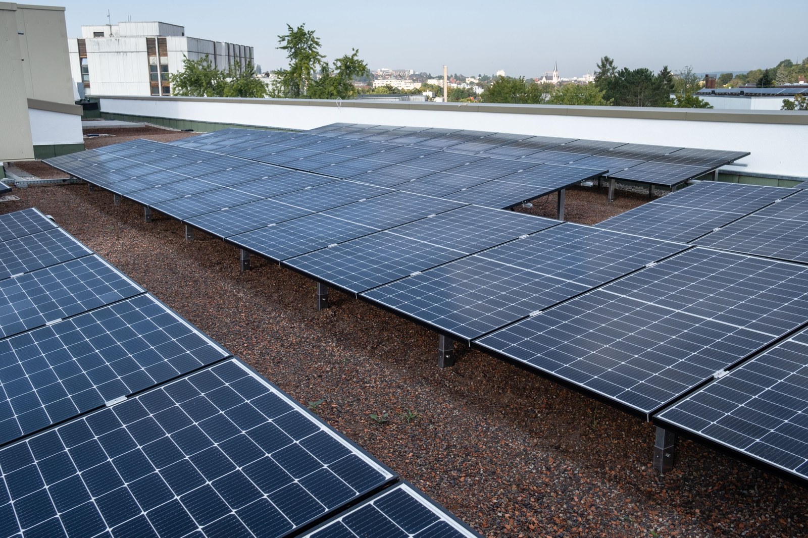 Photovoltaikanlage auf dem Dach des International Graduate Centre for the Study of Culture (GCSC) (Bild: JLU / Rolf K. Wegst)