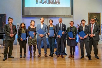 Die Preisträgerinnen und Preisträger des JLU-Dissertationspreises 2022, verliehen durch den GHG-Vorsitzenden Prof. Volker Wissemann und den JLU-Vizepräsidenten für Forschung und Förderung des wissenschaftlichen Nachwuchses, Prof. Martin Kramer (Bild: JLU / Roland Duss)