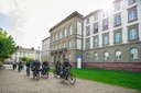 Beschäftigte auf den leihbaren, JLU-eigenen E-Pedelecs (Bild: JLU / Katrina Friese)