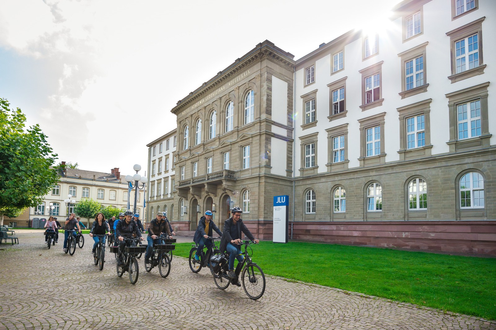 Beschäftigte auf den leihbaren, JLU-eigenen E-Pedelecs (Bild: JLU / Katrina Friese)
