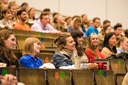 Freudige Erwartung - Studierende bei der Erstsemesterbegrüßung (Bild: JLU / Katrina Friese)